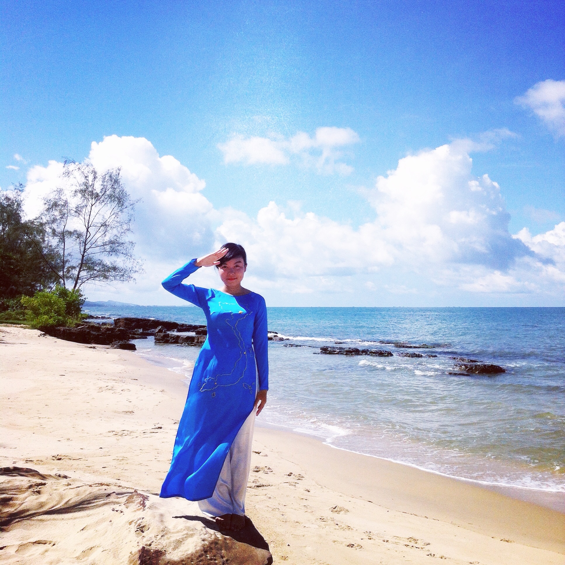 Em đặt may một bộ áo dài thêu hình đất nước và các đảo, quần đảo của chúng ta, và luôn mang theo mỗi chuyến đi để nếu có cơ hội sẽ chụp ảnh lưu lại. Ảnh chụp tại Phú Quốc