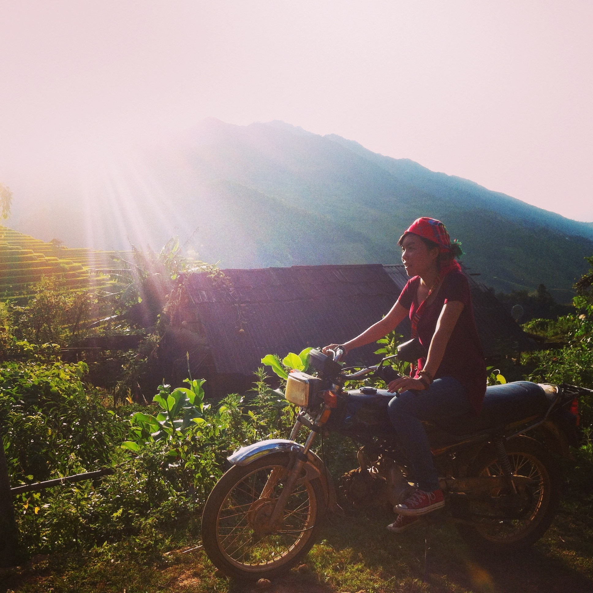 Co gai viet bao de kiem tien di xuyen Viet hinh anh