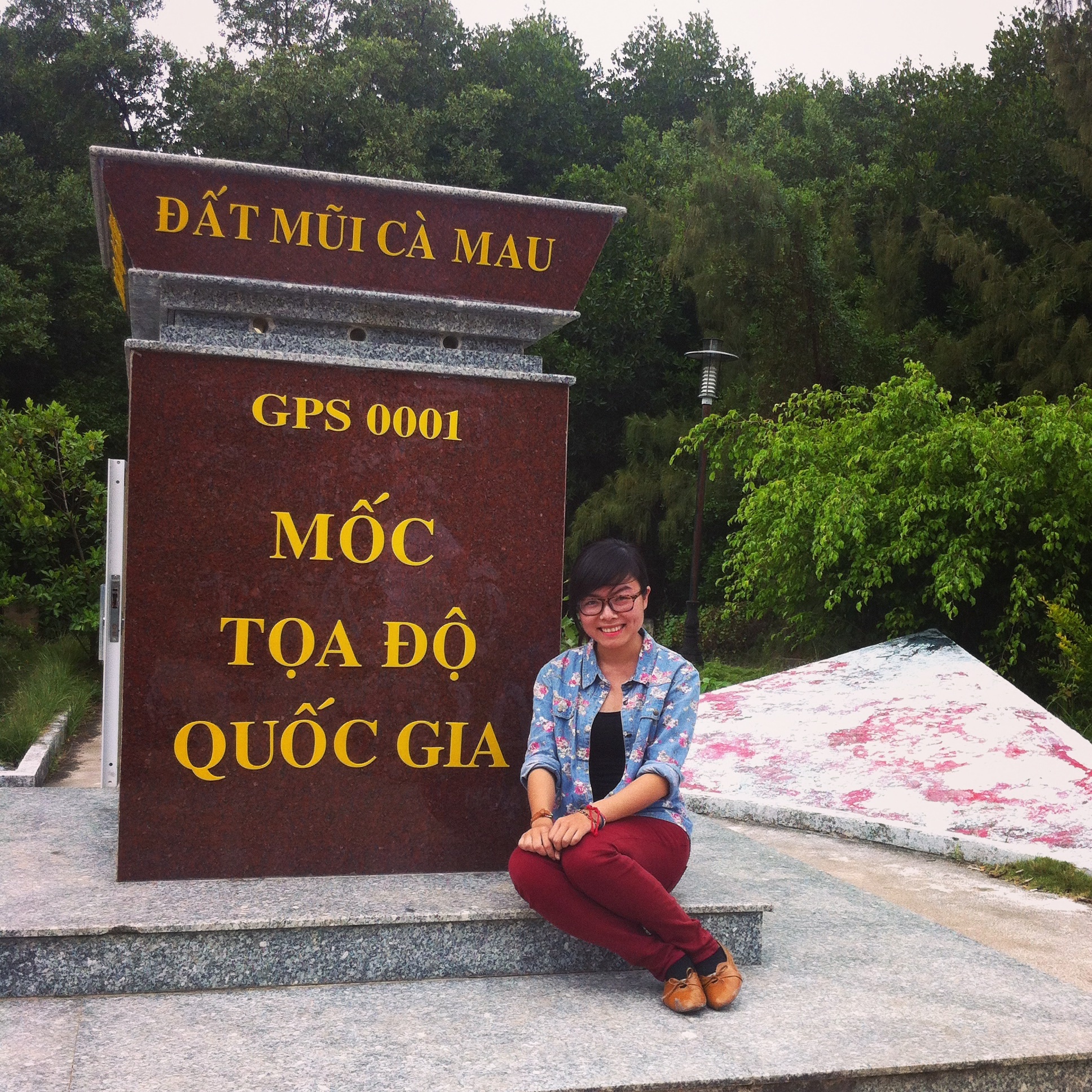 Quan điểm của em là dù phượt hay không thì cũng cứ đi theo cách của mình, tình yêu trong chính trái tim, con đường, mỗi chuyến đi và sự chia sẻ, tôn trọng nơi mình đi qua, những người mình đã gặp. Và điều đầu tiên phải nhớ là tôn trọng chính cuộc đời mình, thỏa mãn đam mê nhưng không đánh đổi một điều gì cả.. Câu nói mà em rất thích và luôn dặn lòng: Hãy đi để thấy mình lớn lên, thế giới này gần lại chứ không phải để thấy mình trở thành vĩ đại còn mọi thứ xung quanh chẳng là gìì. Ảnh chụp tại Cà Mau