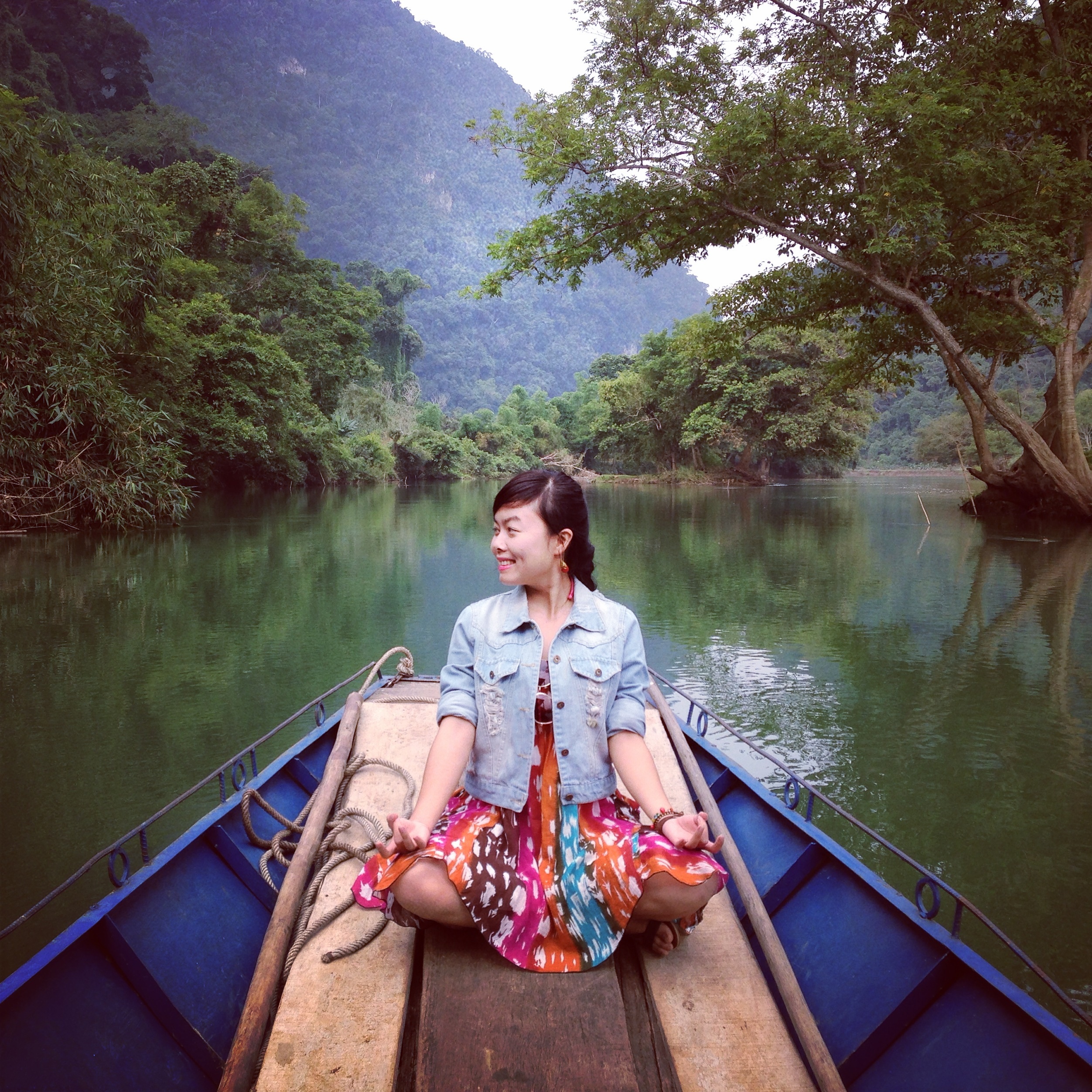 Để tích lũy thêm, Mỹ Hạnh cũng có những cách của mình. Như viết bài cho các chuyên mục Du lịch khám phá trên báo. Ảnh chụp tại hồ Ba Bể- Bắc Cạn