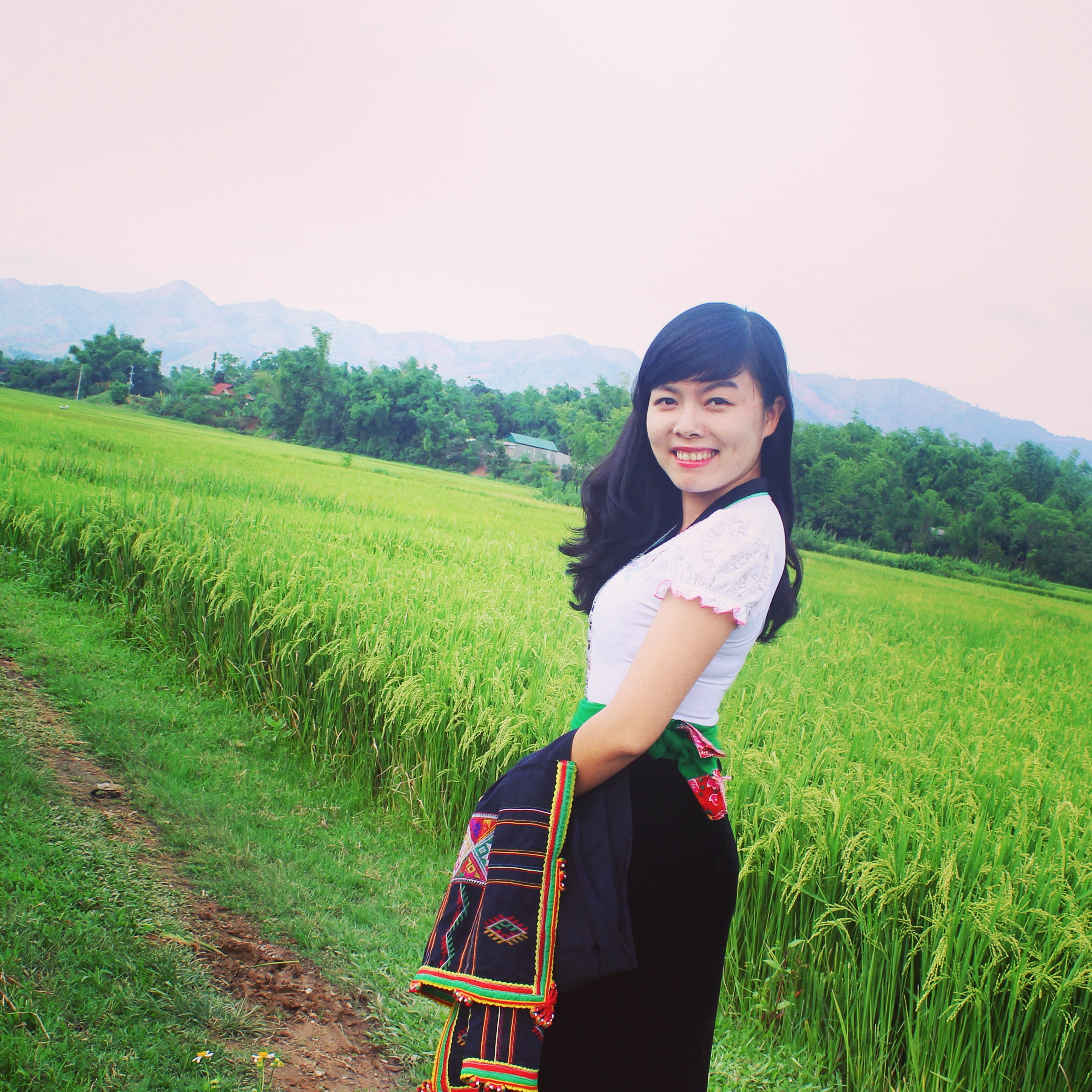 Không phải thành viên của diễn đàn, hội nhóm phượt nào, cũng không đặt ra các mục tiêu phải thực hiện cho hành trình của mình, Mỹ Hạnh thấy thích nơi nào thì đi. Ảnh chụp tại cánh đồng Mường Thanh- Điện Biên. Trang phục mượn của một 