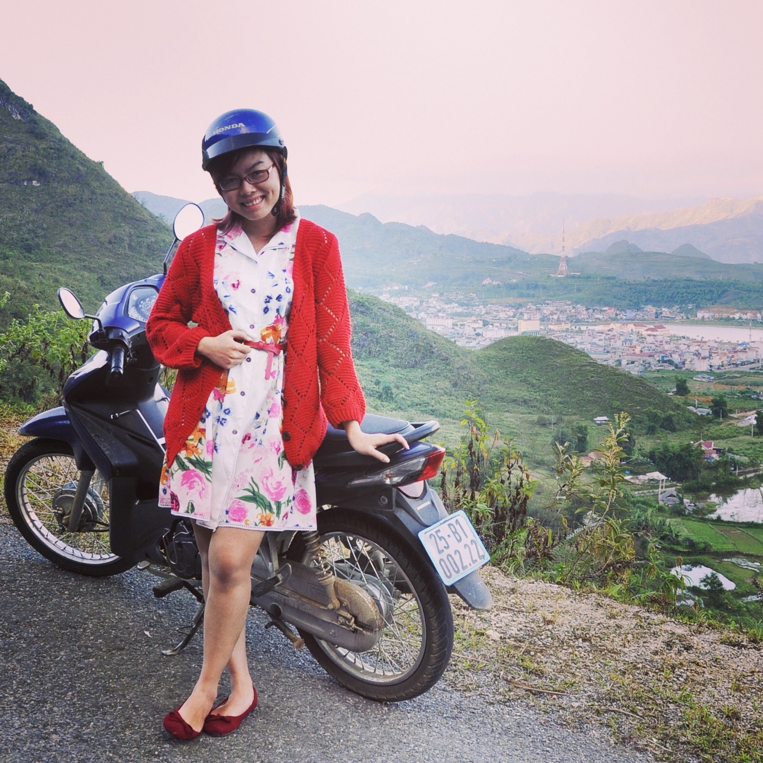 Cô đã bắt đầu xê dịch từ năm 19 tuổi với sự ủng hộ của mẹ và anh trai. Đi dọc đất nước từ Lai Châu đến Bình Dương, Mỹ Hạnh đã có nhiều khám phá thú vị. Tuy nhiên ngày đó không có máy ảnh hay thiết bị di động hiện đại nên cô không lưu giữ được nhiều hình ảnh.  Ảnh chụp rên đèo Nùng Nàng ngắm toàn cảnh thị xã Lai Châu, tỉnh lỵ của tỉnh Lai Châu (nay đã là TP Lai Châu)