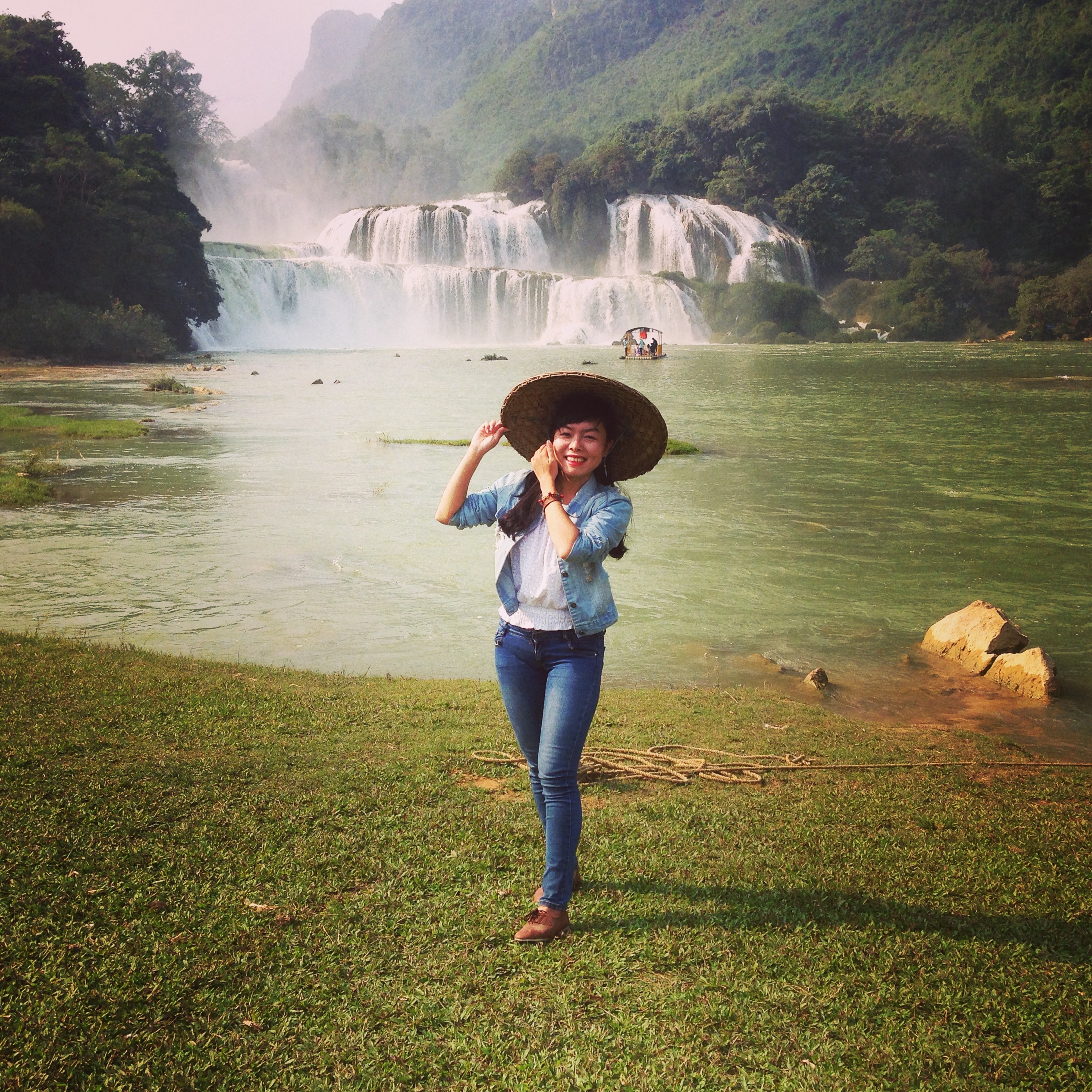 Mặc dù những chuyến đi của Mỹ Hạnh đều không tốn quá nhiều tiền, vì em đều tính toán và chuẩn bị kỹ trước đó sao cho tiết kiệm chi phí nhất có thể, nhưng với mật độ liên tục thì em cũng thỉnh thoảng rơi vào cảnh 