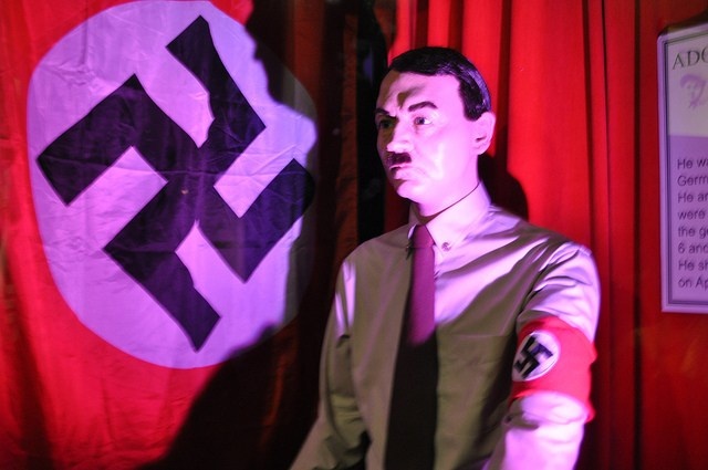 Vào bên trong bảo tàng Criminals Hall of Fame, bạn sẽ khóc thét khi thấy những khuôn mặt đáng sợ của xã hội đen, sống ngoài vòng pháp luật, các nhà lãnh đạo giáo phái, phát xít Hitler cướp ngân hàng…