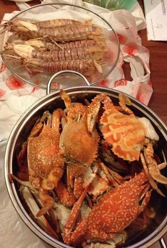 Thưởng thức hải sản thơm ngon mới đánh bắt tại khách sạn cùng bè bạn...