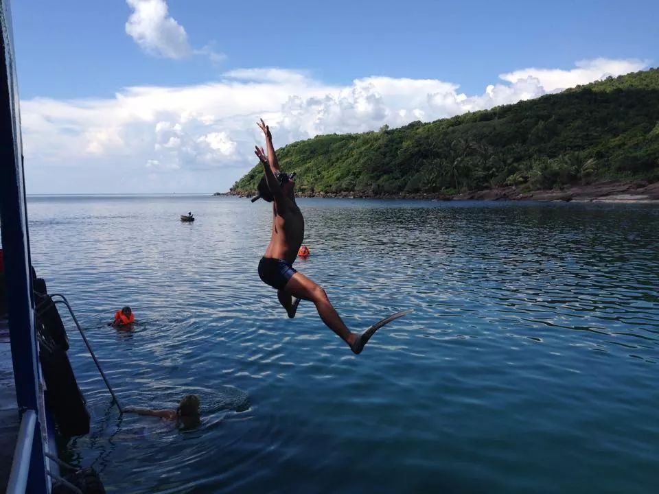 Hào hứng khám phá cảnh đẹp dưới đáy đại dương bằng kính, ống thở, chân nhái. Nếu bạn không biết bơi thì đã có áo phao...