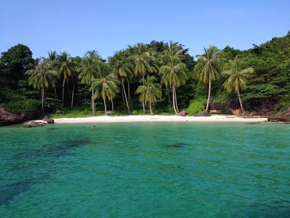 Bãi São- bãi tắm nổi tiếng đẹp nhất nhì Phú Quốc với cát trắng mịn tinh khôi cùng hàng dừa vươn ra biển