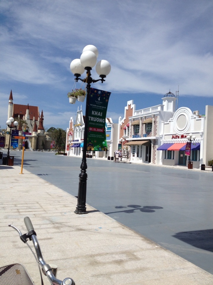 Sau ngày 15/11/2014 chính phủ quyết định phê duyệt công nhận Phú Quốc là đô thị loại 2, với nhiều hạng mục, công trình còn dang dở...(trong ảnh là một góc khu trò chơi Vinpearl đã hoàn thiện)