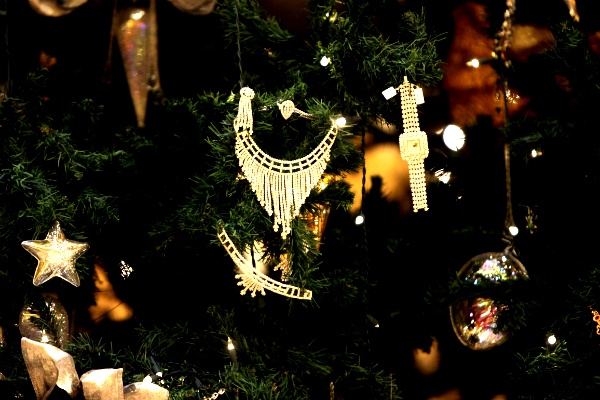 Có mặt từ năm 2010 nhưng đến nay cây thông cao 13 mét, với trị giá lên đến 11,5 triệu đô la đặt tại sảnh khách sạn Emirates Palace ở Abu Dhabi, thủ đô Ả Rập thống nhất vẫn chưa hề có đối thủ cho danh hiệu cây thông đắt nhất thế giới.  Trị giá của cây thông đến từ những món đồ trang trí với những lá vàng, quả bạc, kim cương, ngọc bích, ngọc lục bảo, ngọc trai… thậm chí là kim cương treo trên đó.