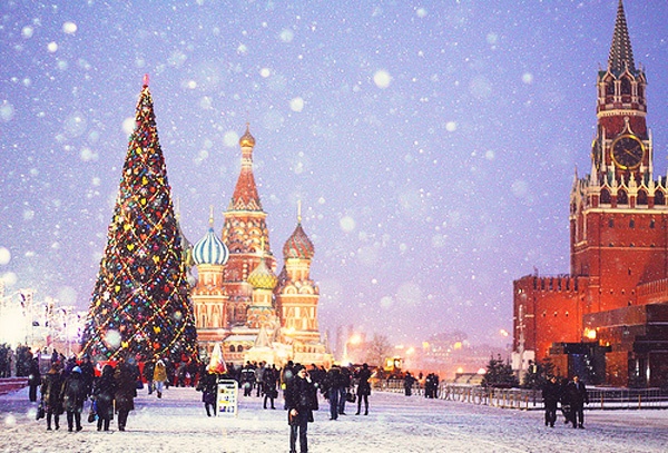 Theo lịch chính thống Nga, người Nga ăn mừng Giáng sinh vào ngày 7 tháng 1, vì vậy đây còn được gọi là cây thông trái mùa. Đó có thể không phải là cây thông lớn nhất, nhưng chắc chắn là một trong những cây thông Giáng sinh ấn tượng nhất châu Âu.  Vị trí đặc biệt trước quảng trường Đỏ, cùng khung cảnh tuyệt đẹp mùa tuyết trắng xứ bạch Dương chắc chắn sẽ mang đến bạn một không gian đón Giáng sinh và năm mới khó quên.