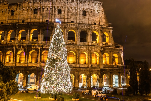 Được đặt tại quảng trường Thánh Phêrô, cây thông Noel đẹp nhất của Rome khiến người chiêm ngưỡng phải ngẩn ngơ bởi vẻ uy nghi, sinh động và khung cảnh tráng lệ chung quanh.   Giáng sinh là một ngày lễ lớn ở Ý, nên không chỉ trên đường phố, các khu chợ, bên trong nhà, người dân ở Rome cũng tụ tập về quảng trường thánh Phêro để trang trí cho cây Giáng sinh khổng lồ với những bức phù điêu, hoa lá, cây cảnh… tuyệt đẹp được làm thủ công.