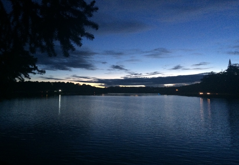 Lúc này thành phố đã tắt đèn, mặt trời phía bên kia bờ hồ đã nhen nhóm màu vàng, chúng tôi cùng nhau ngắm bình minh lên. 