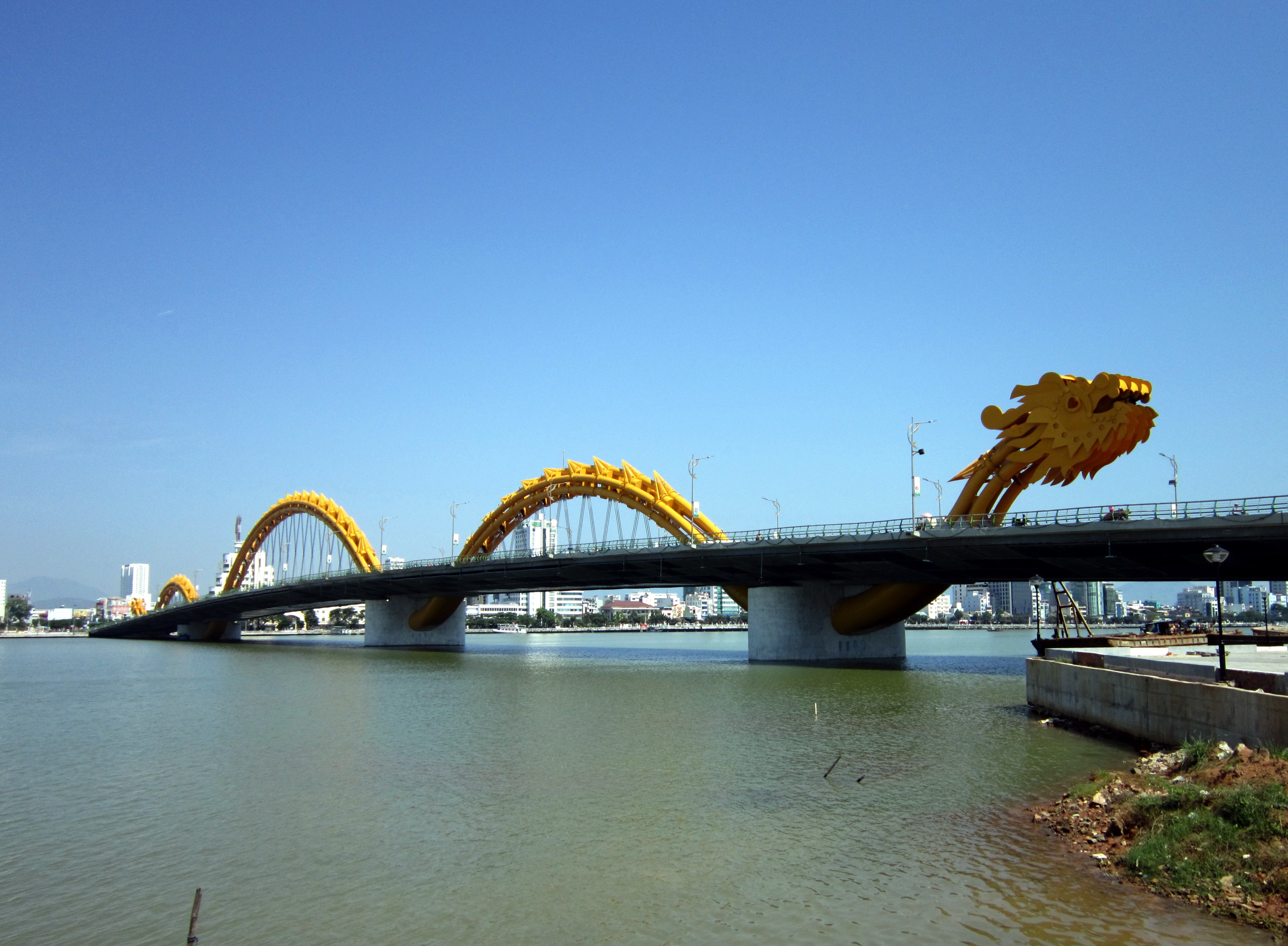 Được đánh giá là cây cầu có kiến trúc độc đáo với hình dáng con rồng vươn mình bay ra biển