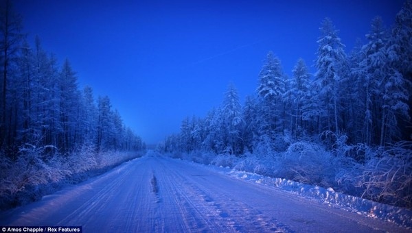 Con đường phủ đầy băng tuyết với nền nhiệt ngoài trời ở mức -50 độ C.