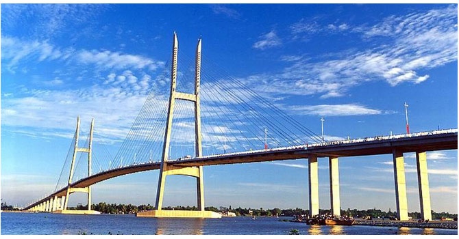 Cầu Mỹ Thuận là công trình hợp tác giữa các chuyên gia, kỹ sư và công nhân của hai nước  Australia và Việt Nam, một công trình giao thông có kiểu dáng kiến trúc duyên dáng trên quốc lộ 1A, thu hút khách du lịch mọi miền.