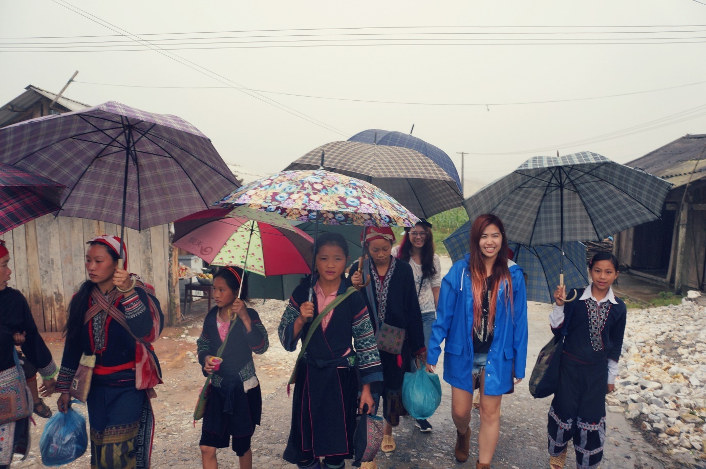 Khi tôi bước vào làng, những em nhỏ và phụ nữ người dân tộc đã bắt đầu chào đón, và đi theo chúng tôi. Họ dẫn chúng tôi về nhà họ, và cho chúng tôi thử bộ quần áo dân tộc của họ.