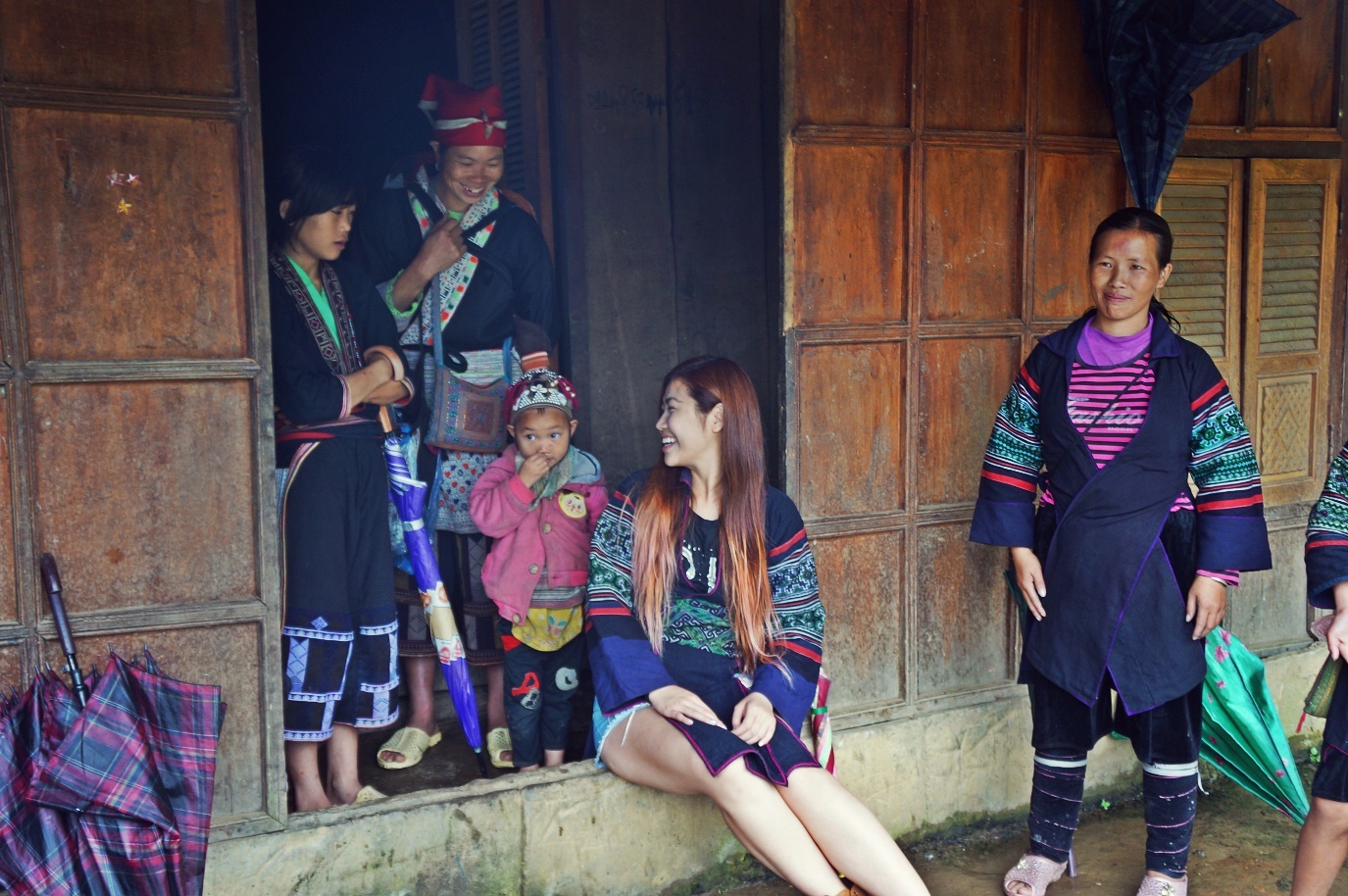 Cảm ơn nhé những nụ cười, những cử chỉ ngây thơ. Tôi đã tặng lại các em những cây kẹo làm quà.