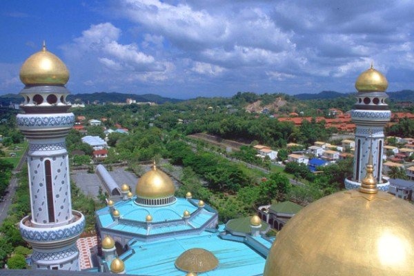 29 đỉnh chóp của thánh đường đều được dát vàng 24k. Ảnh thesaigontimes