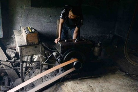 Người đàn ông vận hành cáp treo