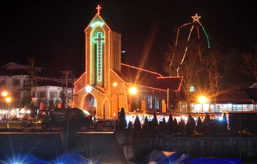 Mùa Noel ở nhà thờ đá Sa Pa luôn hấp dẫn du khách. Ảnh topdulich