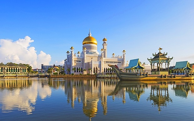 Chóp của các Thánh đường ở Brunei đều được dát vàng 24k. Ảnh Telegraph