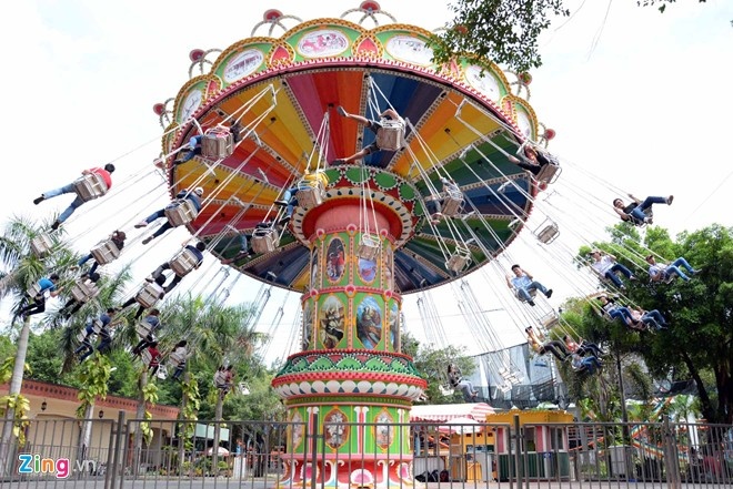 Việc miễn phí vé các trò chơi trong khu du lịch khiến ai đến đây cũng muốn tham gia tất cả các trò chơi. Ảnh Lê Quân