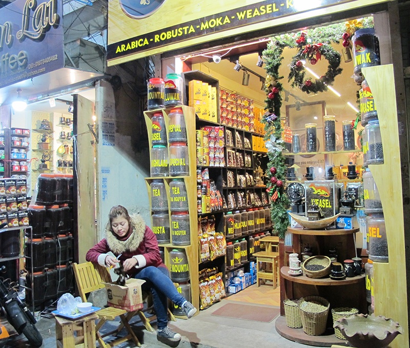 thưởng thức ly cà phê