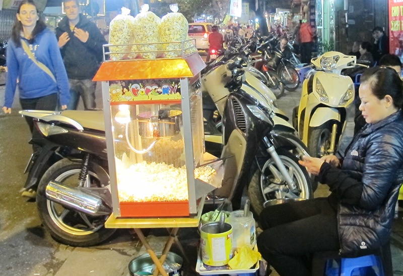 Quán bỏng ngô đơn giản với một tủ kính và một máy nổ bỏng. Hương thơm của bỏng ngô từ quán này tỏa ra có sức hấp dẫn đặc biệt với khách Tây. Ảnh Linh An