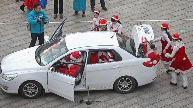 Thu thach Giang sinh, 19 nguoi chui vao xe hop hinh anh