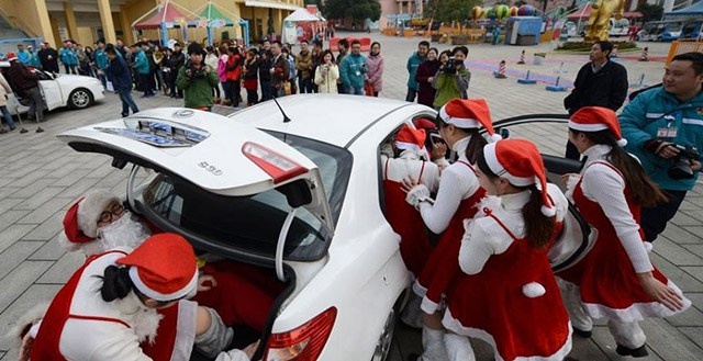 Nhiều người đã chụp ảnh lại và đăng tải trên mạng, tuy nhiên phản ánh của dư luận cho thấy tuy họ bị thu hút nhưng lại không mấy hứng thú với thử thách kiểu này, nhiều người còn cho biết màn thử thách này không thú vị bằng những kỷ lục Giáng sinh năm ngoái.