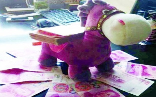      Cũng trong năm ngoái, trước khi bước sang năm Ngựa, món quà Giáng sinh phổ biến nhất Trung Quốc là chú ngựa cõng trên lưng cả chục ngàn Nhân dân tệ cũng nhận được sự quan tâm của đông đảo dư luận nước này.