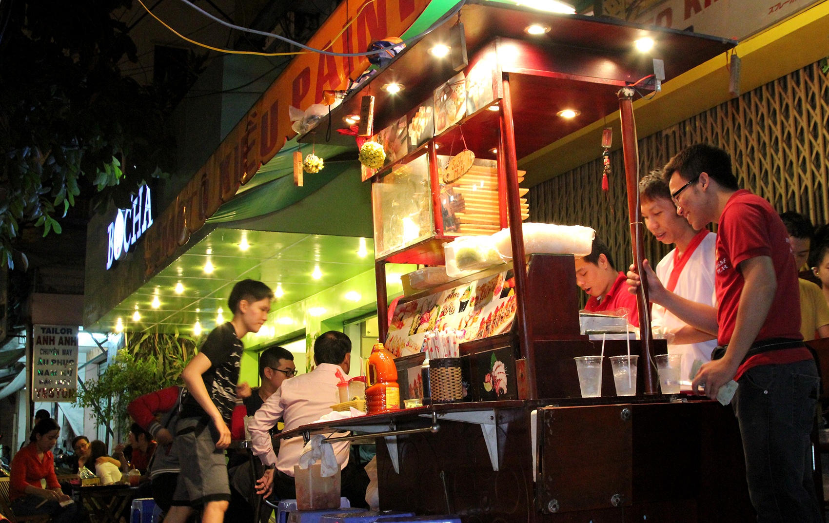 Dac san ngoai gia re tren via he Sai Gon hinh anh