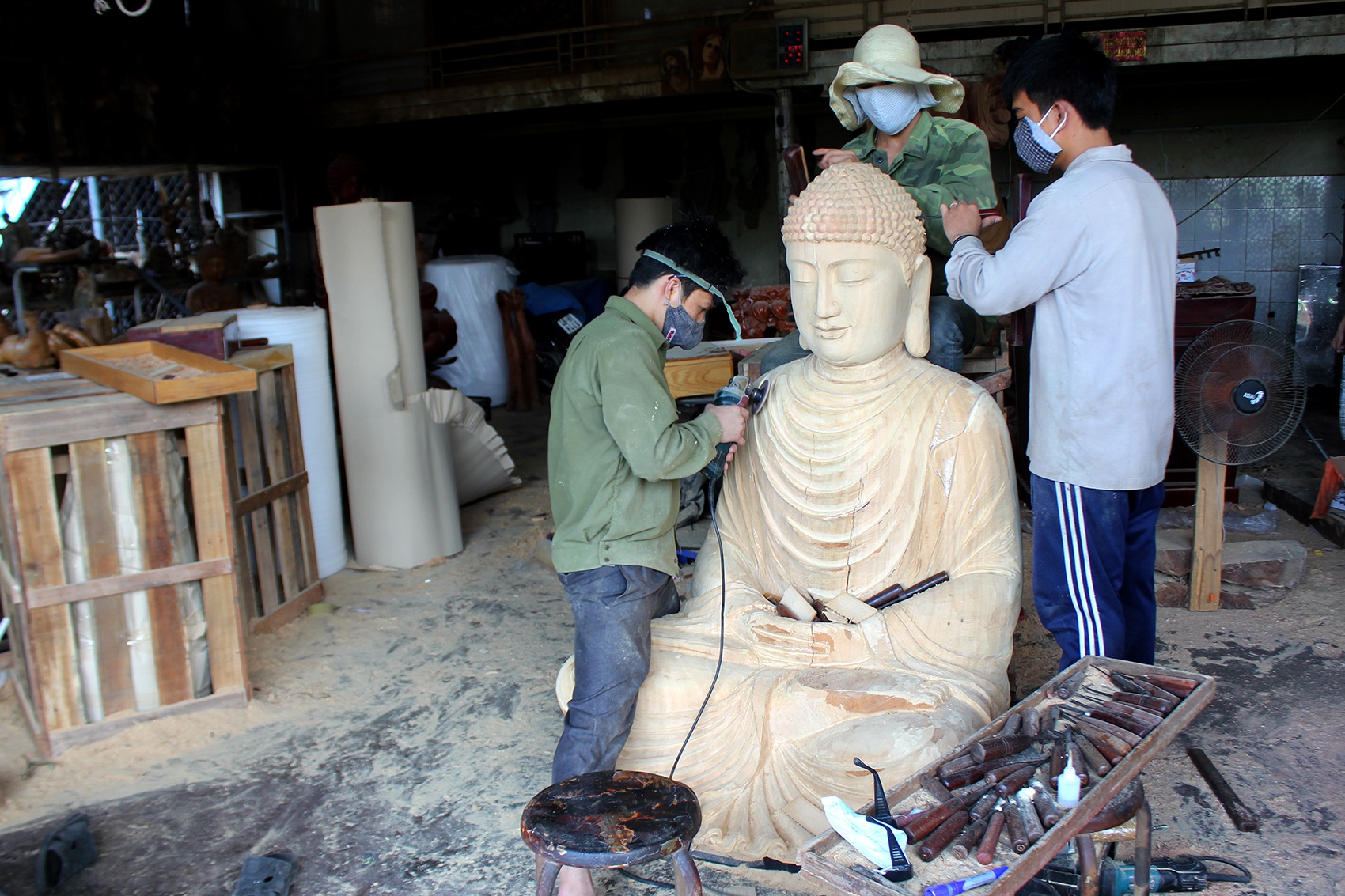 Dieu khac tuong go bang tay gia nua ty o Sai Gon hinh anh