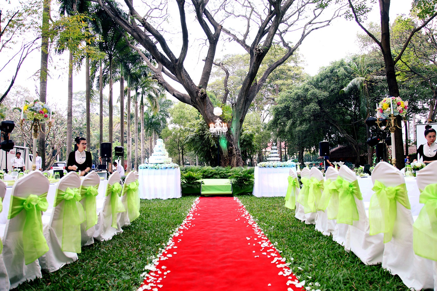 Chi 100 trieu thue mat bang to chuc tiec cuoi o dinh xua hinh anh