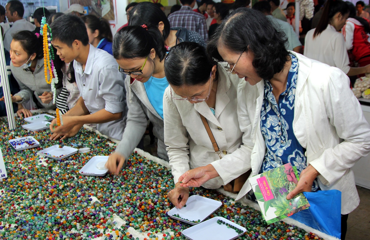 Da trang suc 4.000 dong/vien hut khach Sai Gon hinh anh