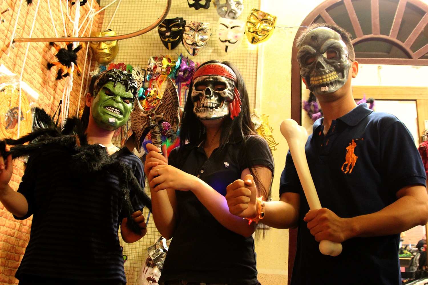 Hon 1 trieu dong mua du bo do rung ron cho dem Halloween hinh anh