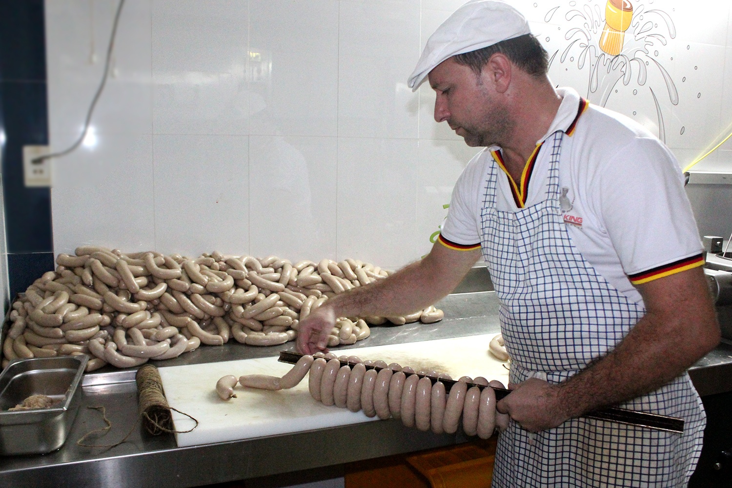 Xuc xich Duc o Sai Gon duoc san xuat nhu the nao? hinh anh