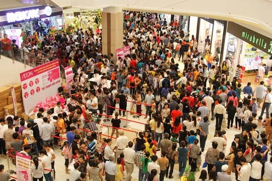 Xep hang cho mua sam ngay khai truong sieu thi Nhat hinh anh