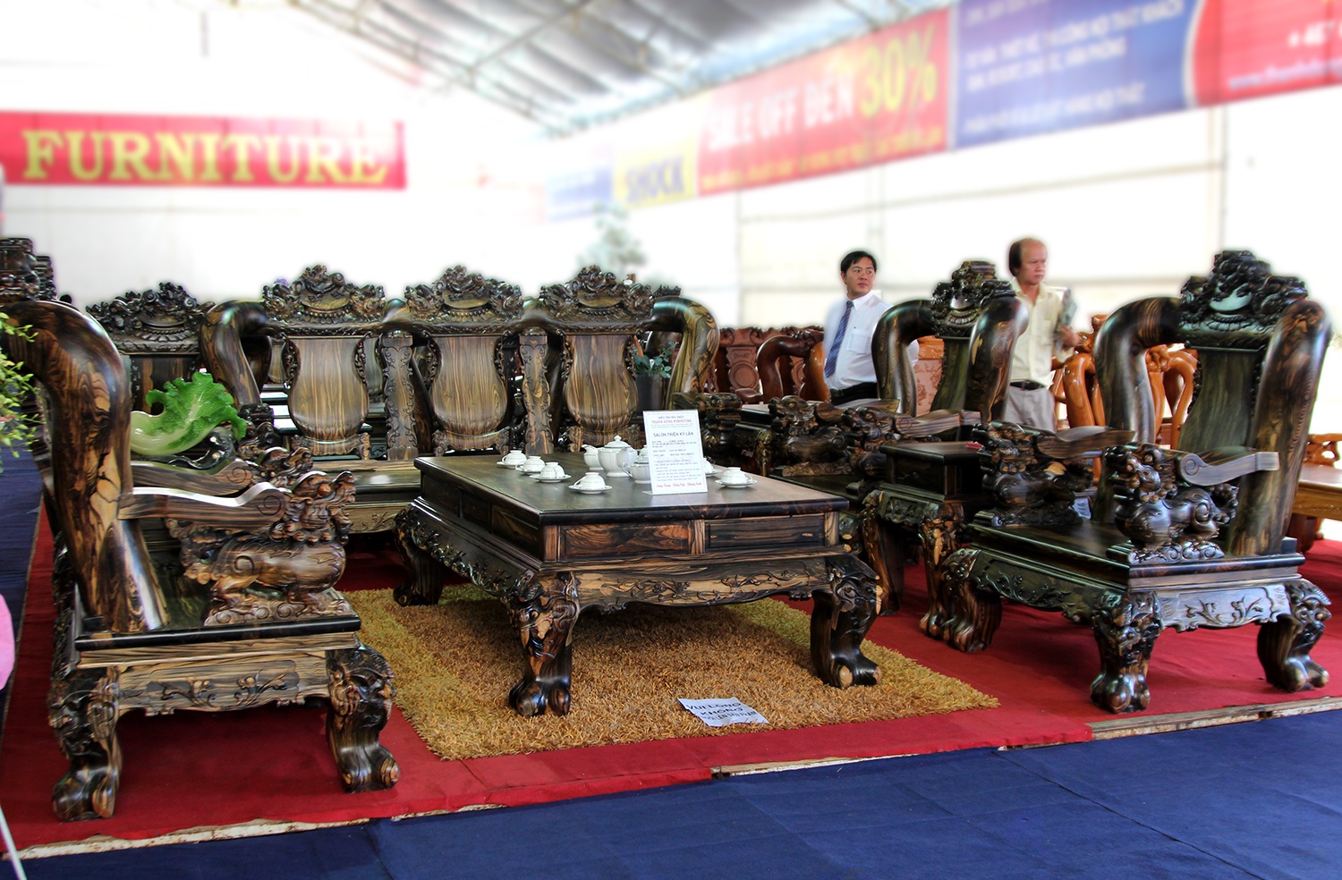 Bo salon go mun nang 3 tan gia ty dong o Sai Gon hinh anh