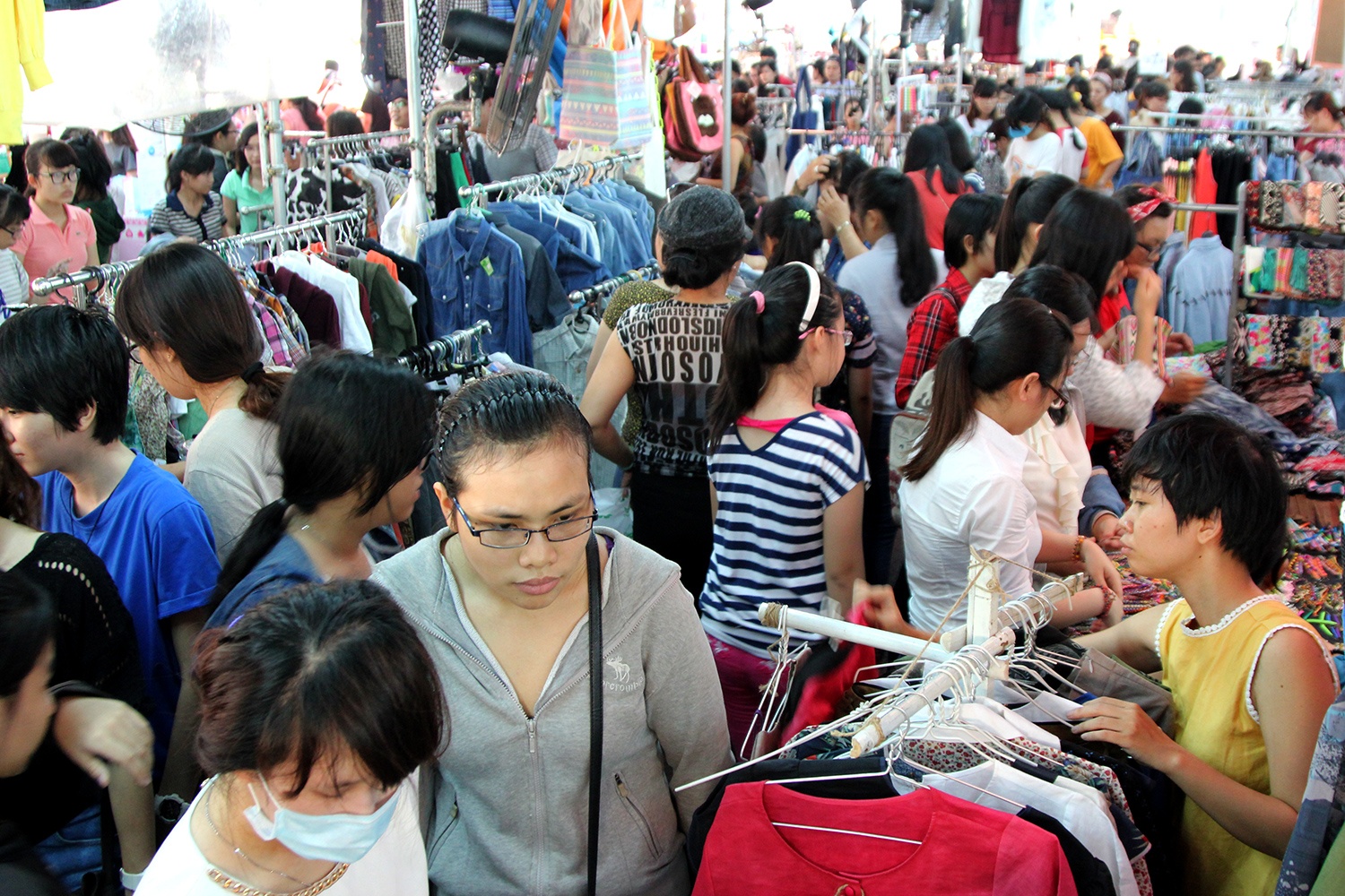 Chen nhau mua hang thoi trang cuoi tuan o Sai Gon hinh anh