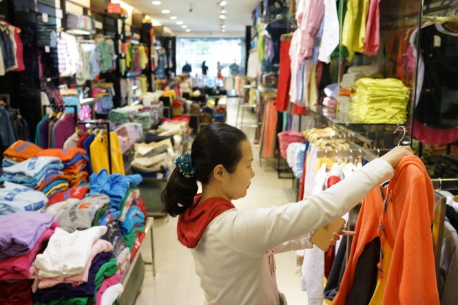 Mua mua sam o Sai Gon: Nguoi ban dong hon khach hinh anh