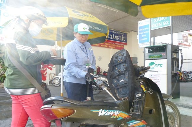 Dai ly duoc chiet khau gan 1.000 dong/lit xang, dau hinh anh