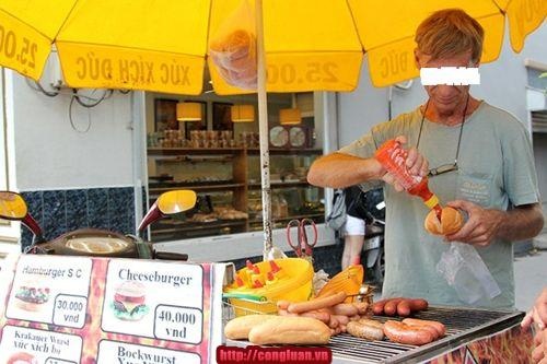 'Vua xuc xich' Duc o Sai Gon va cau chuyen bi gia mao hinh anh