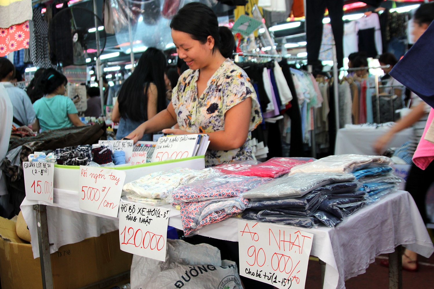 Hang ngoai ban rong tren pho Sai Gon hinh anh