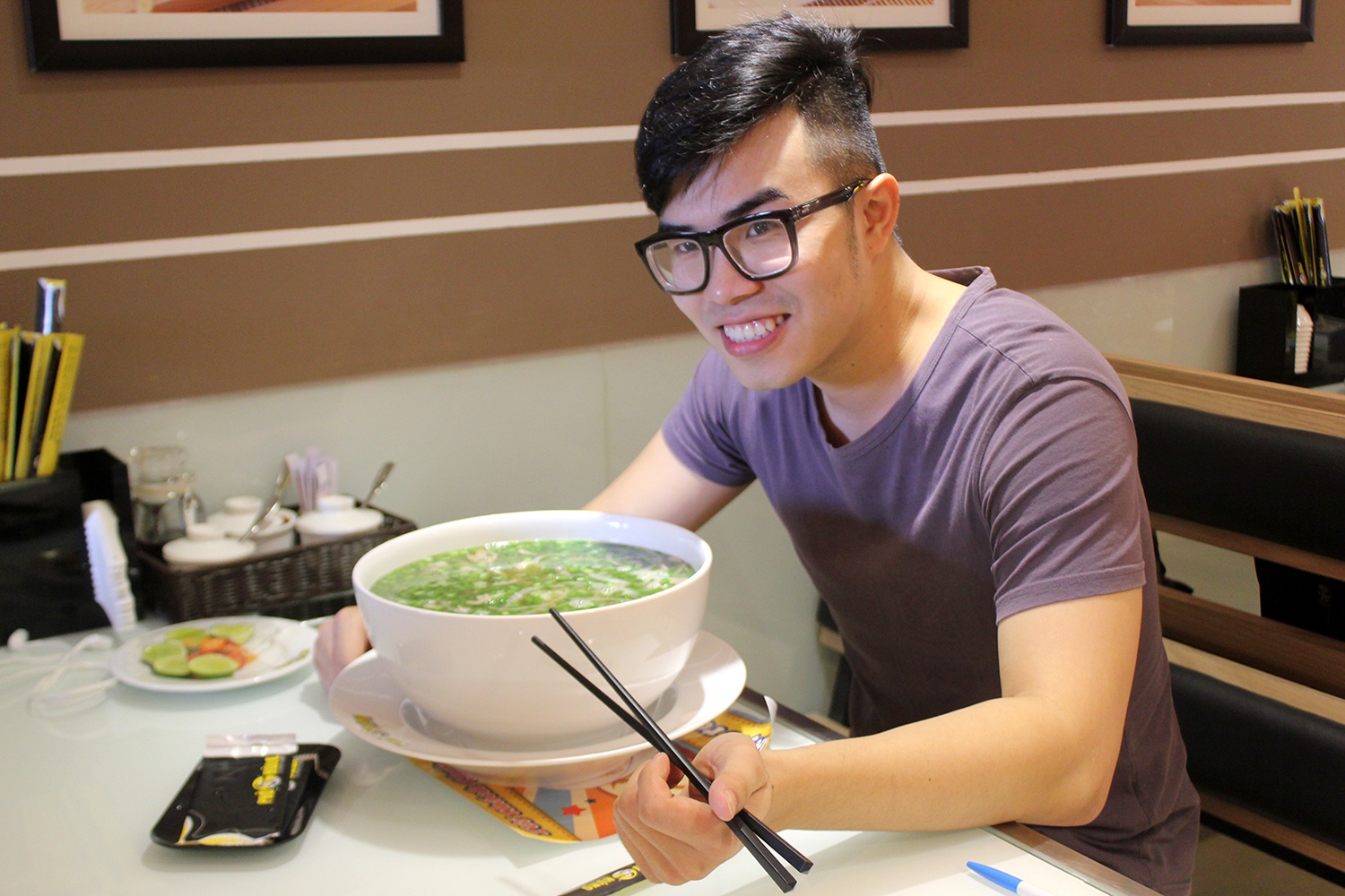 Vi sao nha hang Sai Gon to chuc cho khach thi an pho khung? hinh anh