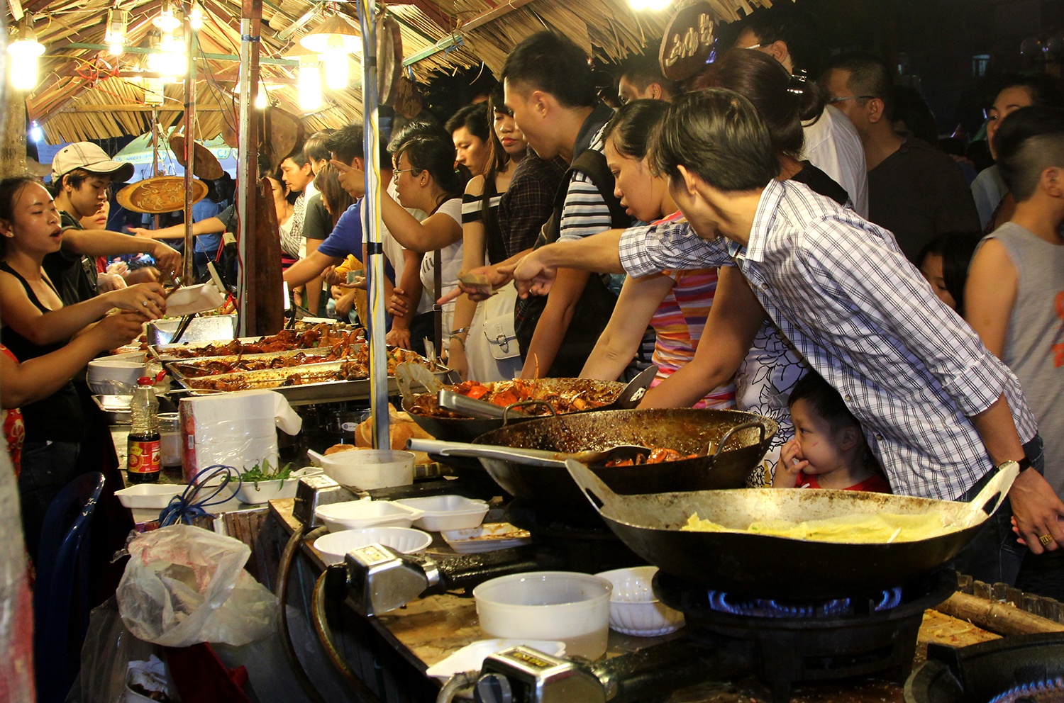 Xep hang ca tieng, chen nhau mua dac san ngoai o Sai Gon hinh anh