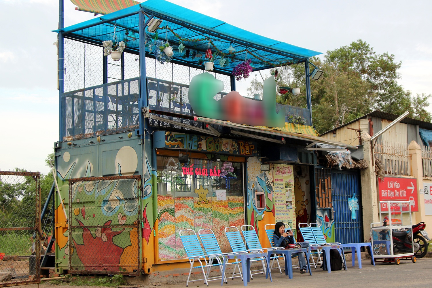 Keo khach voi nhung hang quan container cu o ngoai o Sai Gon hinh anh