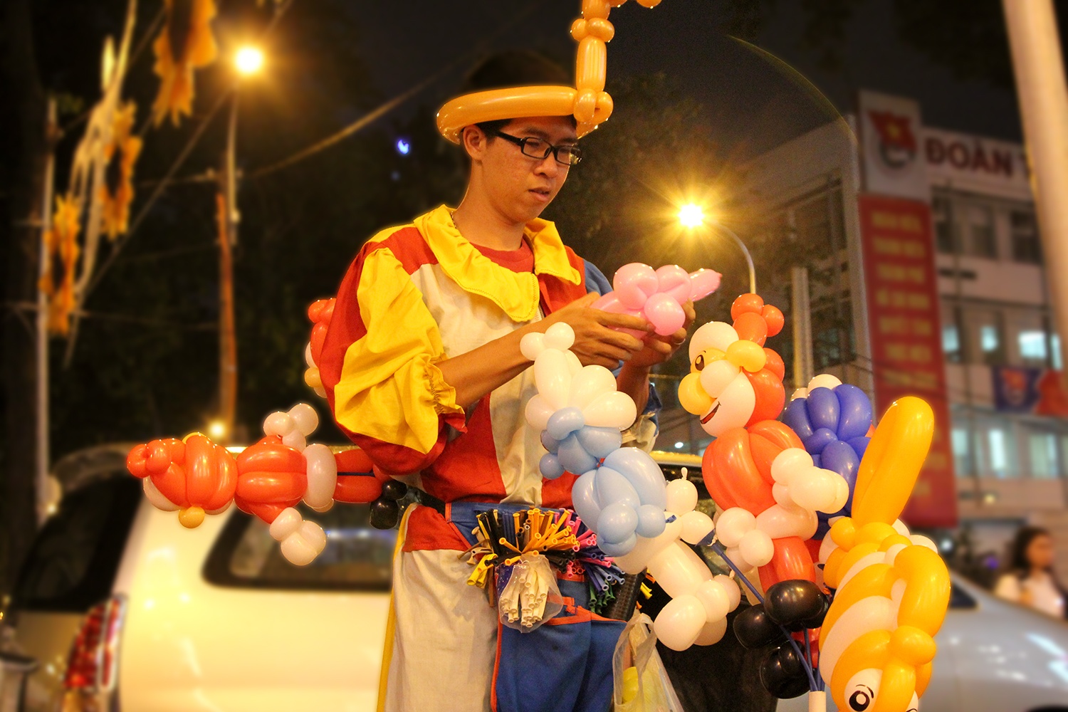 Dich vu binh dan o Sai Gon kiem tien truoc Giang sinh hinh anh