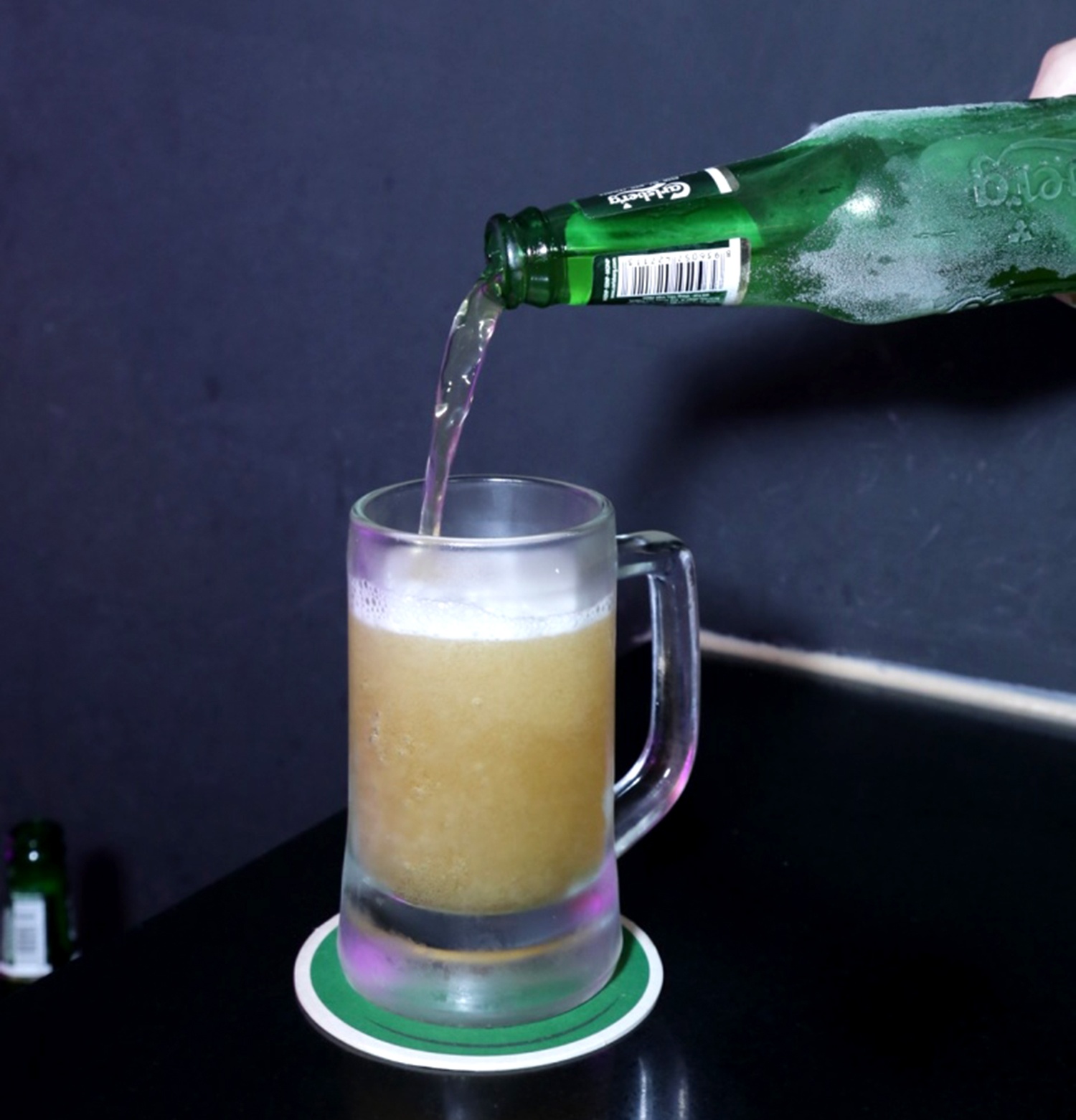 Dan nhau Sai Gon thich thu voi bia tuyet 50.000 dong/chai hinh anh