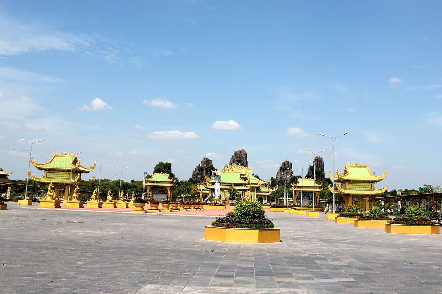 Dai Nam cua ong Dung 'lo voi' vang hoe ngay thu phi tro lai hinh anh